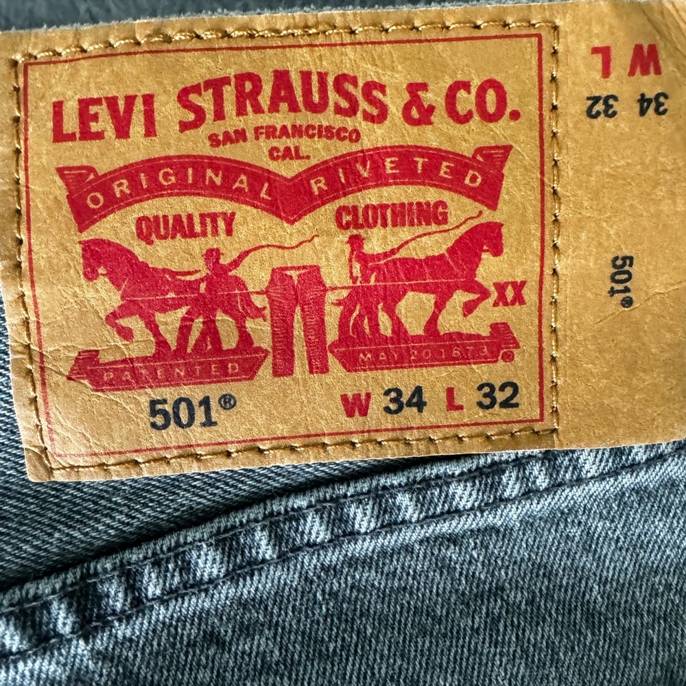Men’s Levi button fly jeans in grey